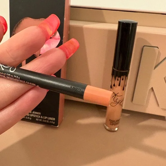 Kylie Cosmetics Exposed Matte Lip Kit - Picture 7 of 8